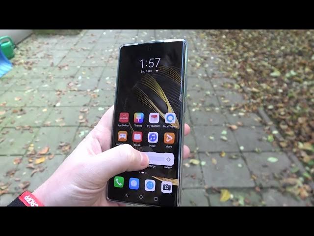 Video thumbnail for HUAWEI Nova 10 - Outside Display Brightness Test