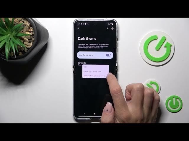 Video thumbnail for How to Set the Dark Theme on MOTOROLA Razr 40 Ultra - Applying the Night Mode