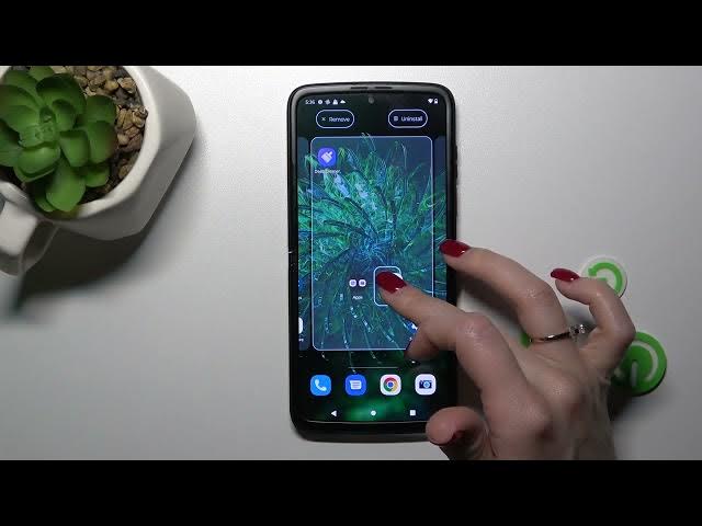 Video thumbnail for Motorola Razr 2022 - How to Create Home Screen Folders