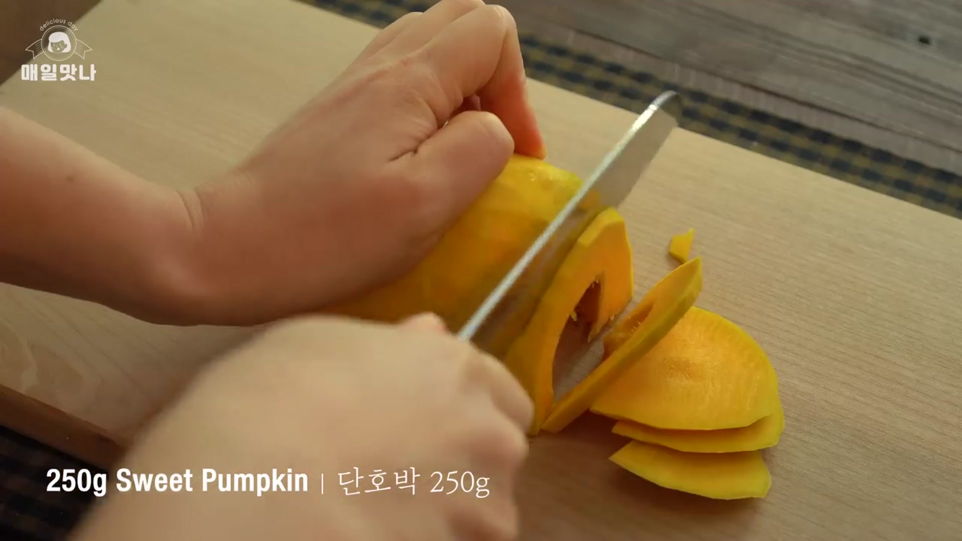 Video thumbnail for 초간단 재료  이것만 넣으면 맛있는 찰떡이 돼요    쫀득한 호박찹쌀떡 만들기    Chapssaltteok    Pumpkin Sticky Rice Cake(720P HD)