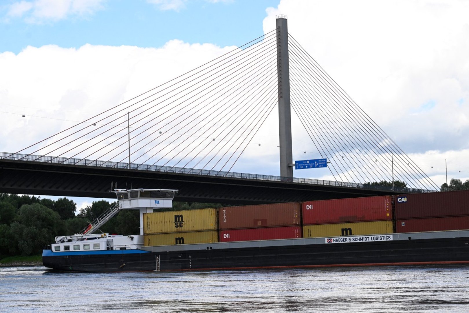 Video thumbnail for Rhine River hits historic low: Water levels disrupt European cargo transport