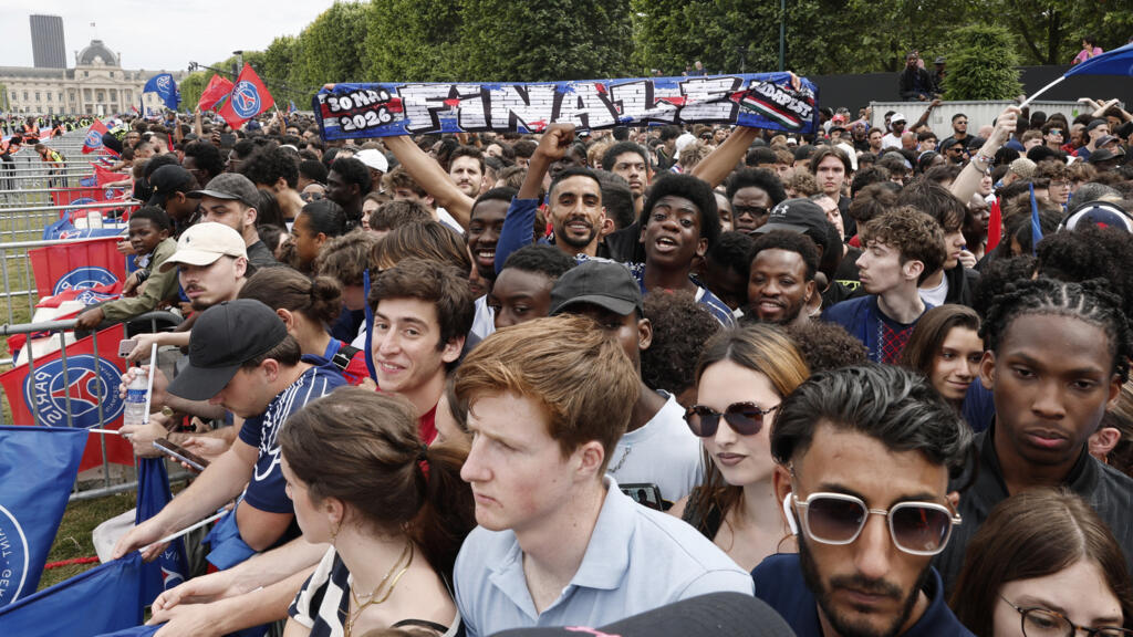 Video thumbnail for PSG fans await Champions League trophy celebration in Paris