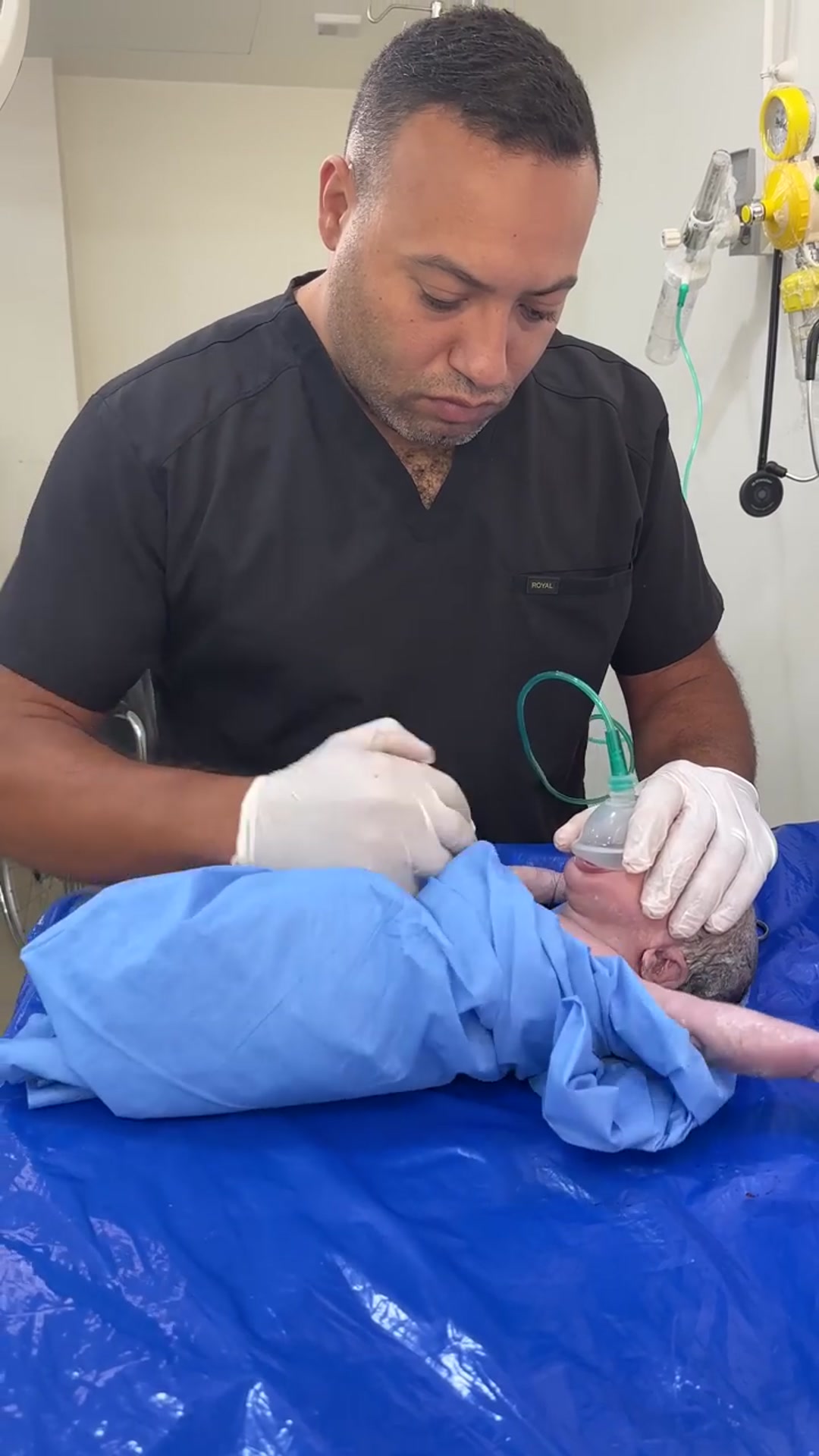 Video thumbnail for baby first cry and breath(720P_HD)