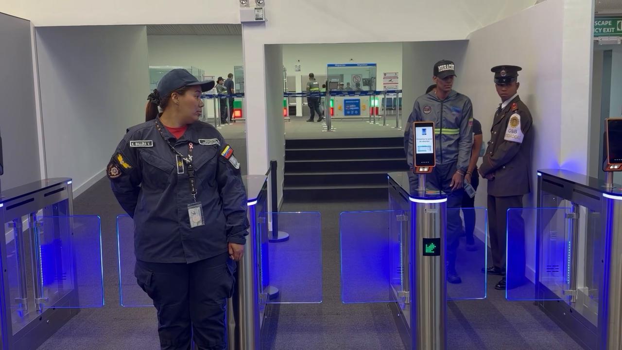Video thumbnail for Venezuela: Venezuela’s main airport resumes flights through temporary terminals.
