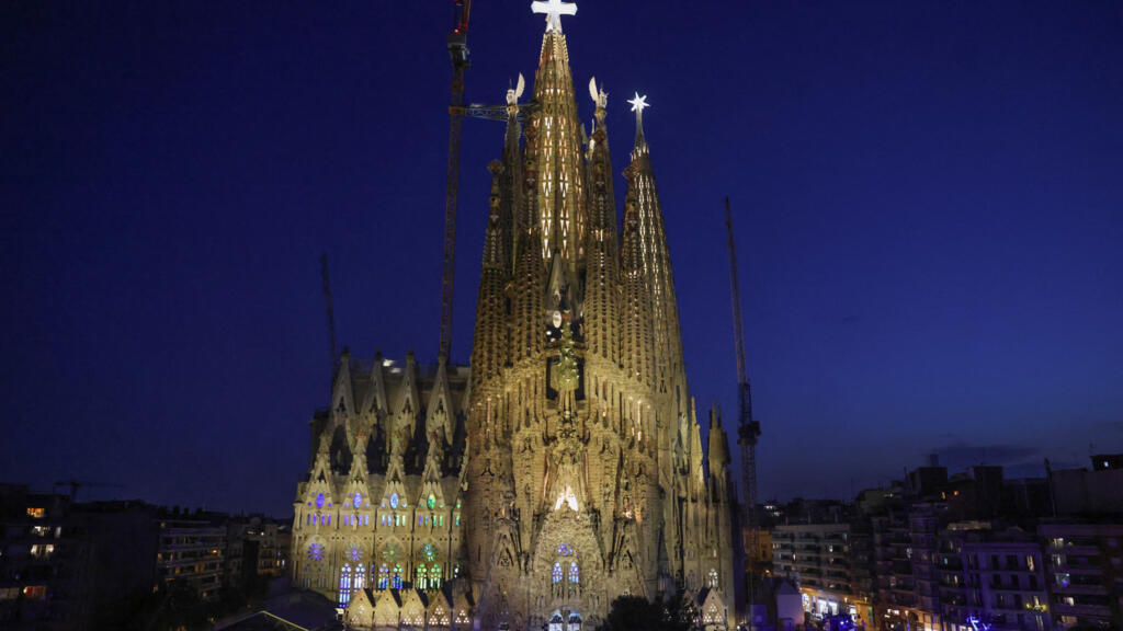 Video thumbnail for Pope Leo to bless newly completed Sagrada Familia tower in Barcelona