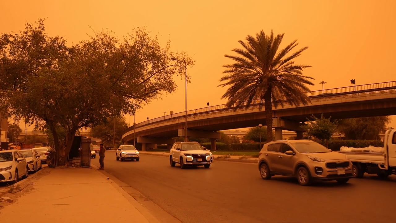 Video thumbnail for Iraq: Sandstorm hits Iraqi capital, disrupting daily life.