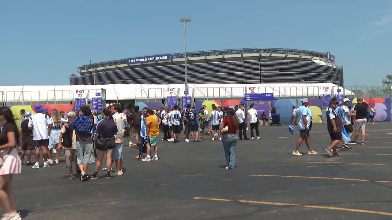 Video thumbnail for US: Fans gather at MetLife Stadium in New Jersey ahead of Spain-Argentina World Cup final (3).