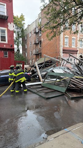 Video thumbnail for Building under construction collapses in Mount Vernon