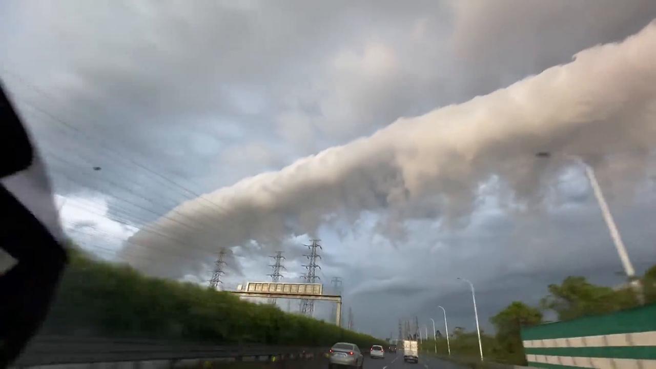 Video thumbnail for China: Massive arc shaped clouds appear over Guangdong before typhoon arrives.