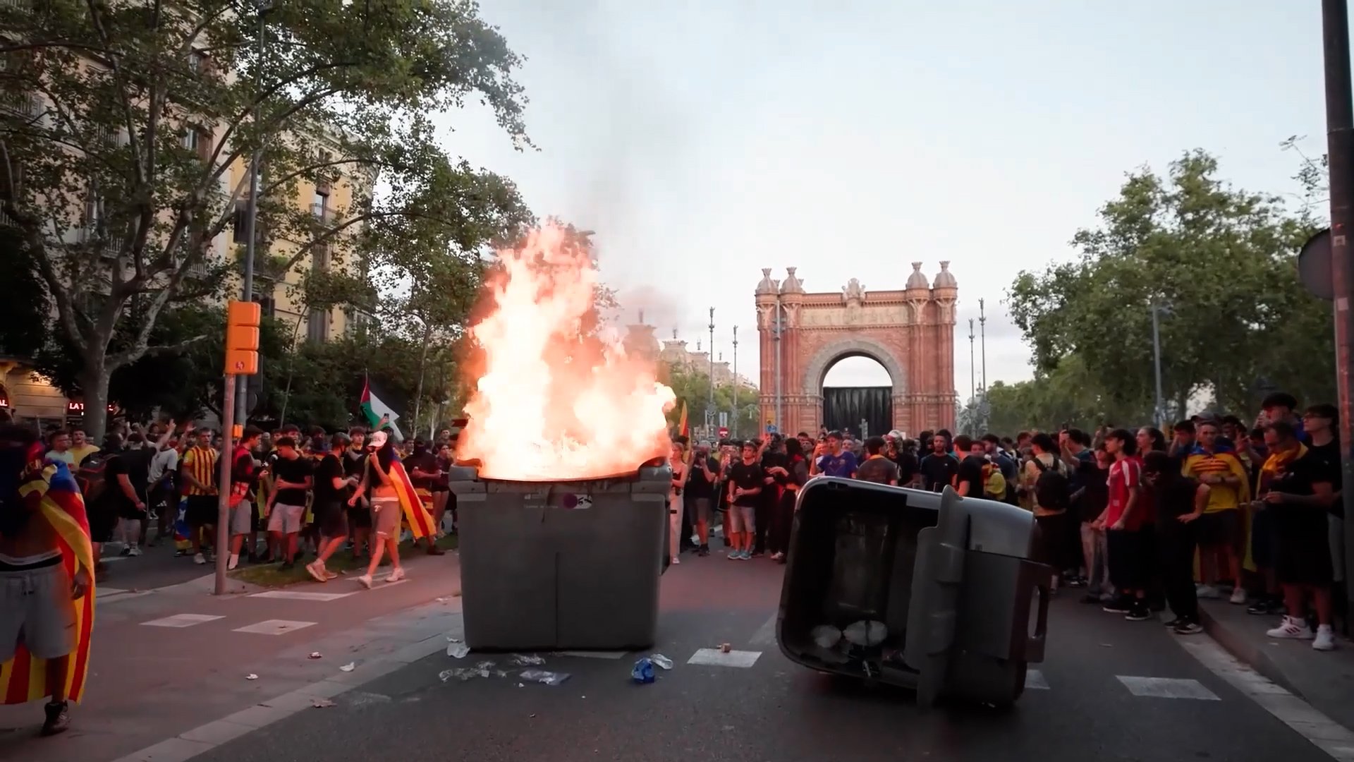 Video thumbnail for Police in Barcelona clash with Catalan national day activists