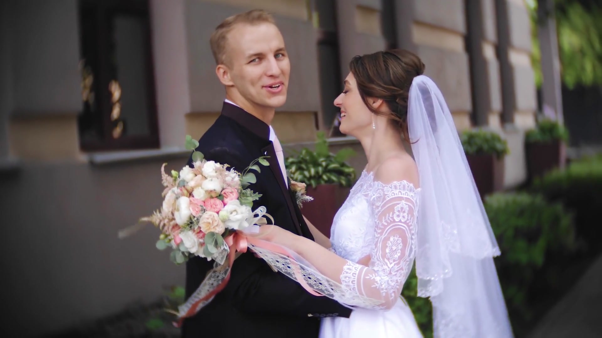 Video thumbnail for How Much Does It Cost to Renew Your Wedding Vows?