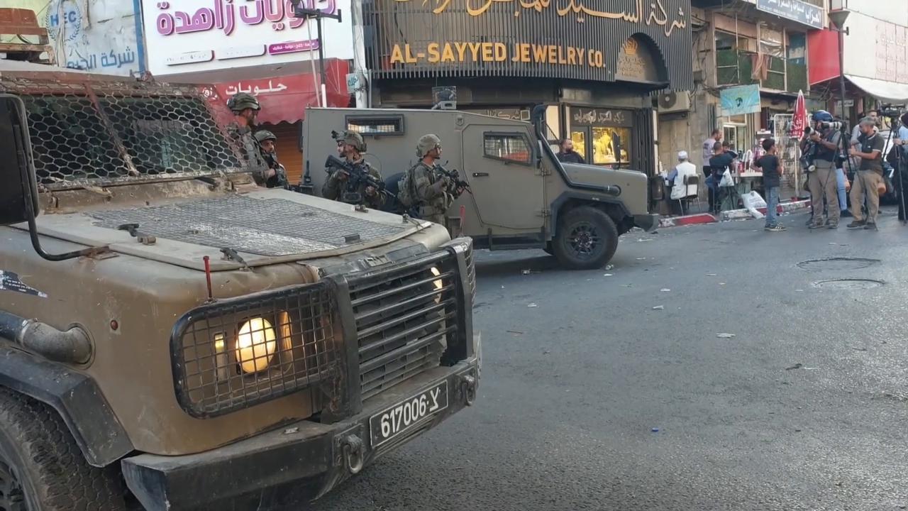 Video thumbnail for Israeli occupiers launch raid on Hebron under military protection.