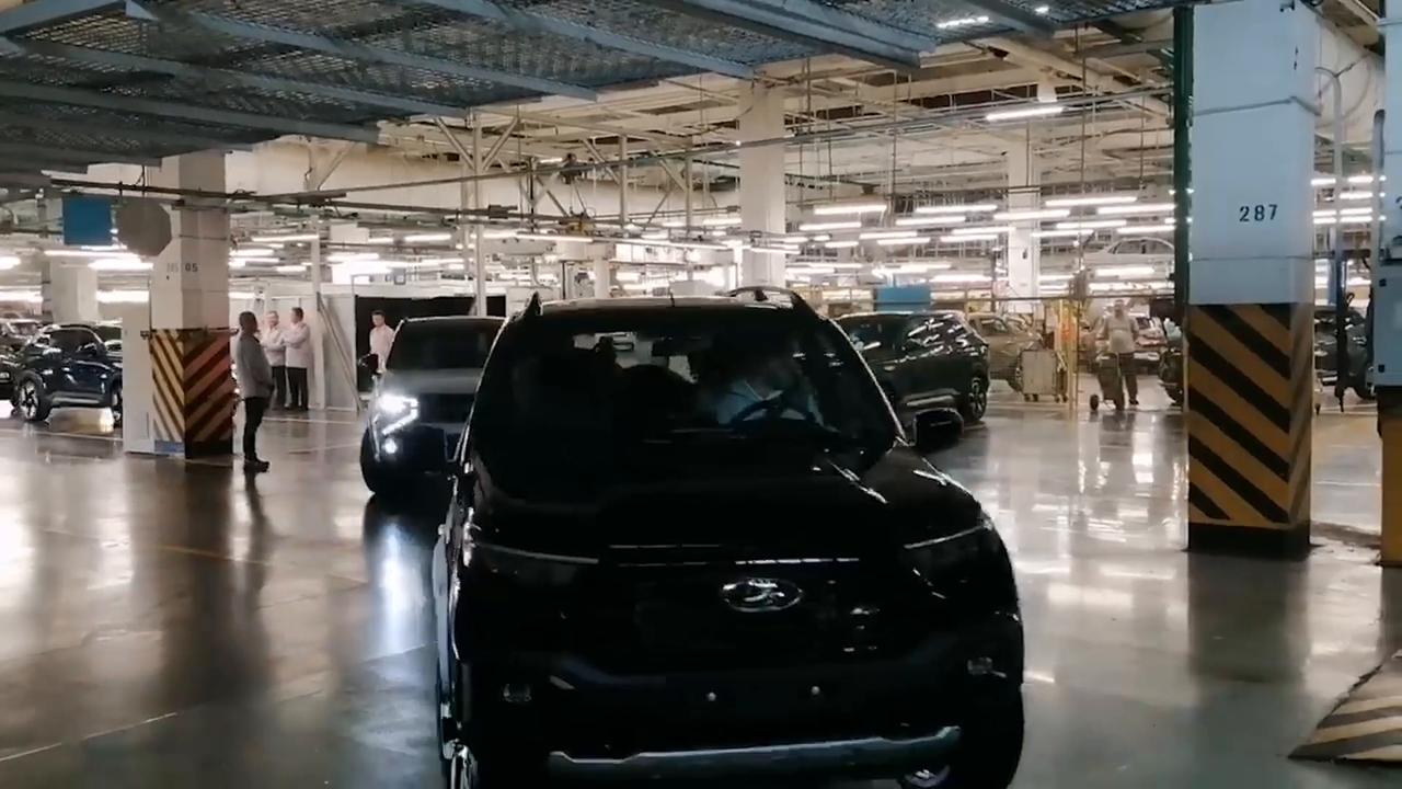 Video thumbnail for Russia: Russia's Deputy Prime Minister Novak visits Avtovaz.