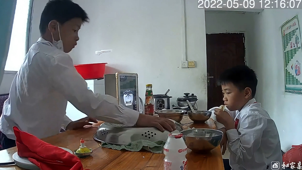 Video thumbnail for Boy Accidentally Flips Food Platter While Standing on Table in Guangdong
