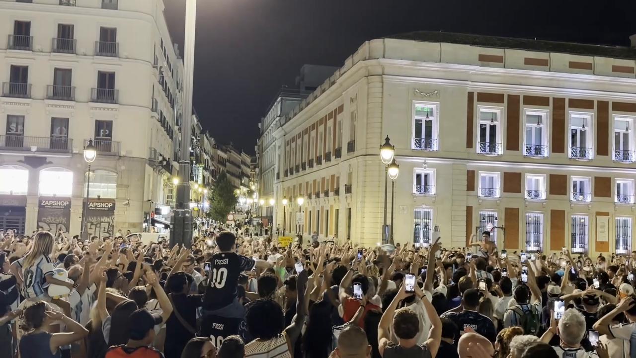 Video thumbnail for Spain: Argentina fans in Madrid celebrate World Cup semifinal victory over England (2).