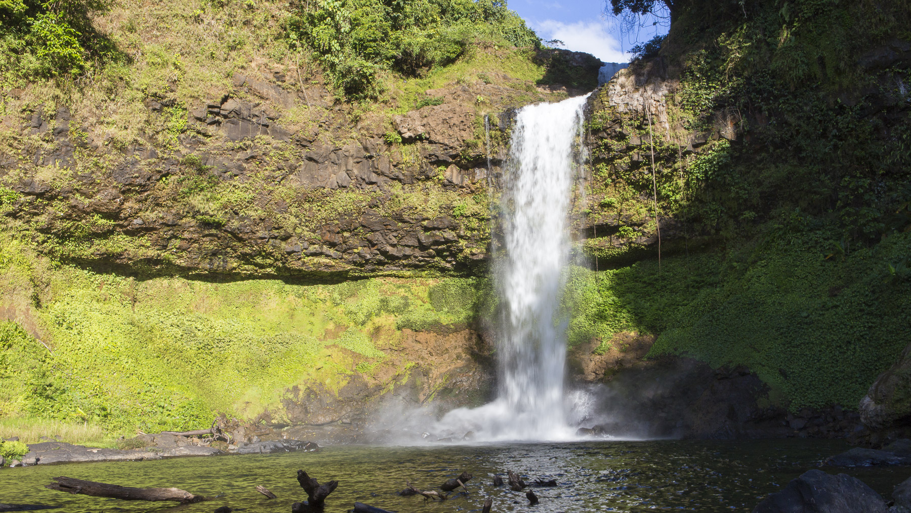 'Video thumbnail for Baan E-Tu Waterfall auf dem Bolaven-Plateau in Laos'