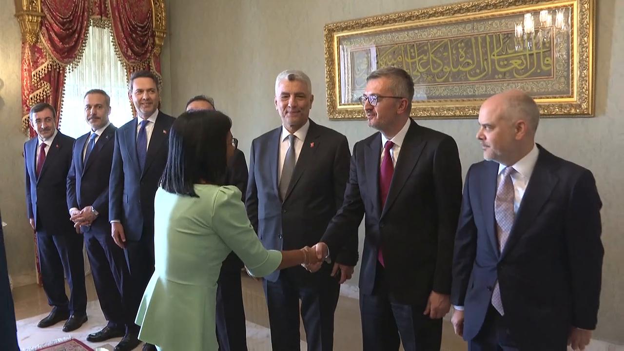 Video thumbnail for Türkiye: Turkish President Erdogan welcomes Venezuela's interim president in Istanbul.
