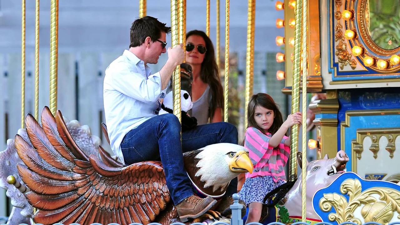 Video thumbnail for UNCAPTIONED: Tom Cruise and Katie Holmes's daughter Suri Cruise reportedly drops surname.