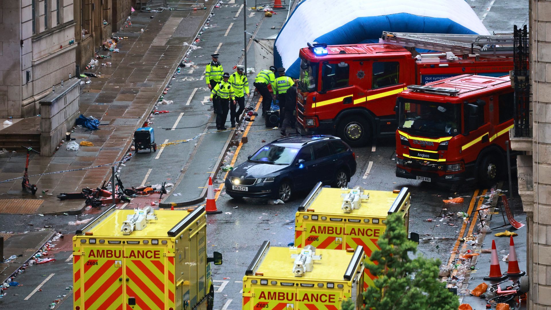 Video thumbnail for Car ploughs into football fans at Liverpool parade, 27 in hospital