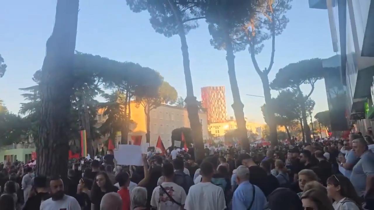Video thumbnail for Albania: Kushner-Backed Resort Plan Sparks Days of Protests in Tirana 3.
