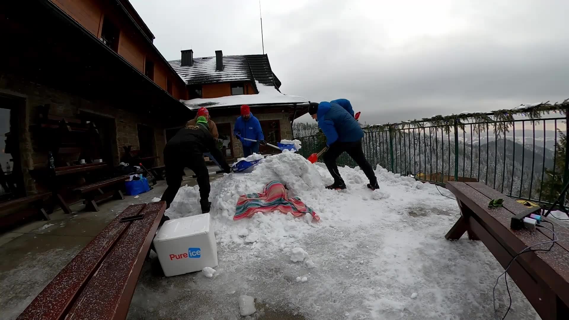 Video thumbnail for Longest time spent in direct fully body contact with snow (male)