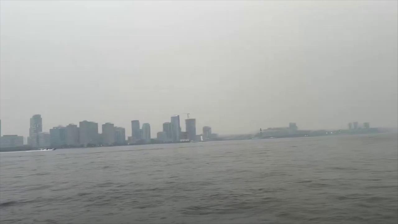 Video thumbnail for New York: Wildfire Smoke Creates Haze In City / 2.