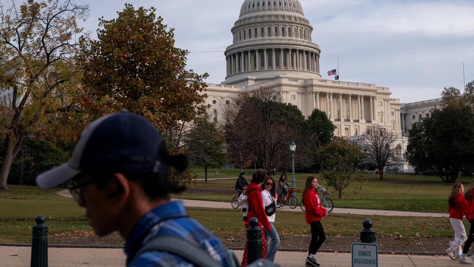 Video thumbnail for US shutdown fallout: Tourist attractions closed in Washington, DC