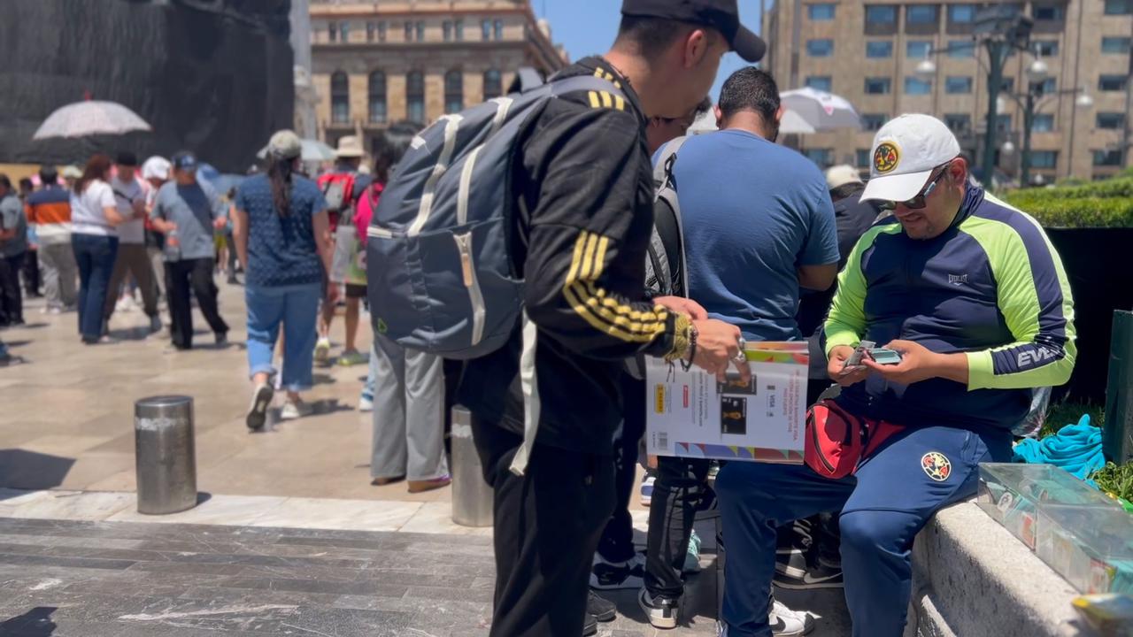 Video thumbnail for Mexico: Mexico Football Sticker Collectors Gather 2.