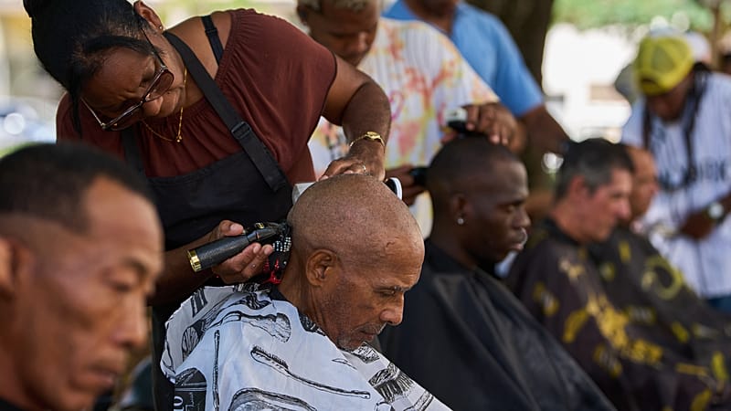 Video thumbnail for Barbers in Cuban capital offer free haircuts amid economic crisis