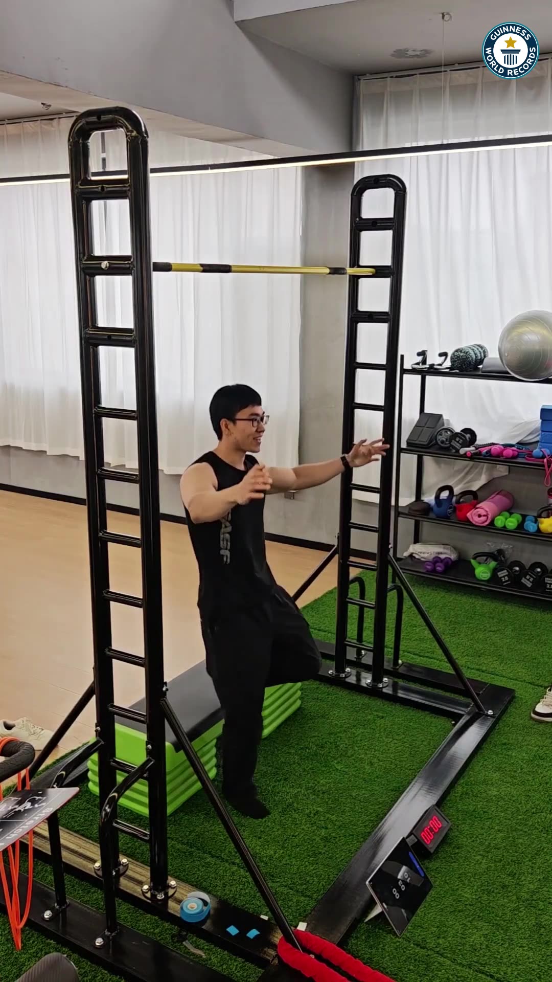 Video thumbnail for 138 Pull Ups in Three Minutes World Record