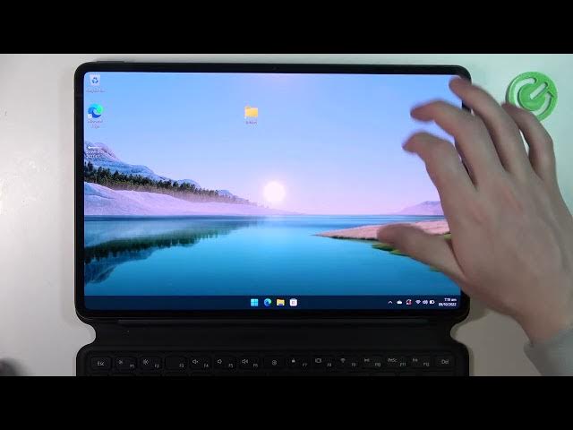 Video thumbnail for HUAWEI MateBook E Windows 11 - How To Make Home Screen Folders