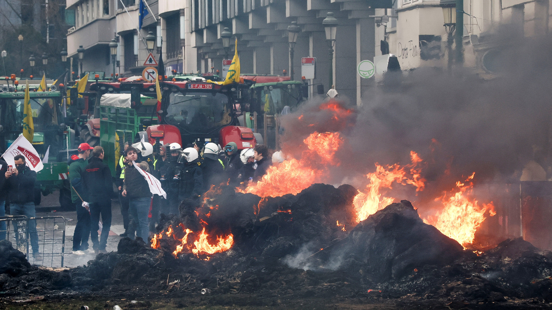 Video thumbnail for Protesting farmers clash with police as EU debates trade deal