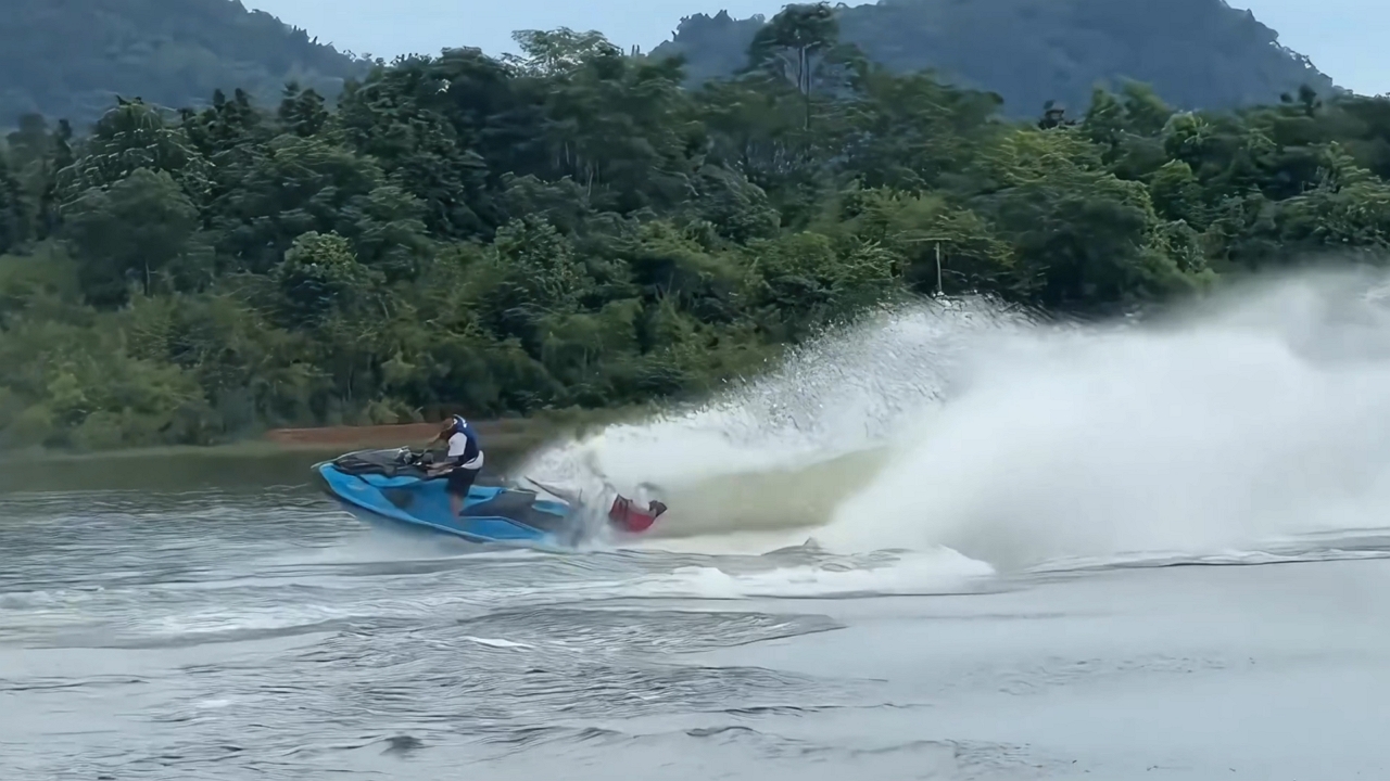 Video thumbnail for Jet Ski Passenger Takes a Splash After Wild Ride in Jiangxi