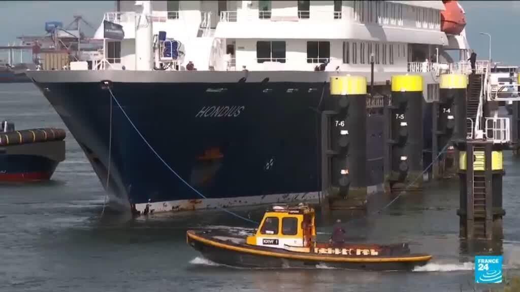Video thumbnail for Hantavirus cruise ship arrives in the Netherlands to be disinfected