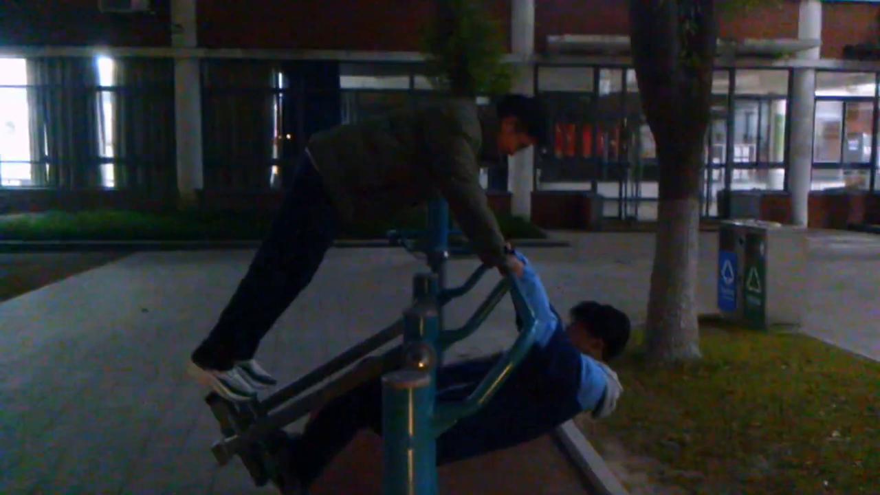 Video thumbnail for China: Two students fail spectacularly on a fitness machine.