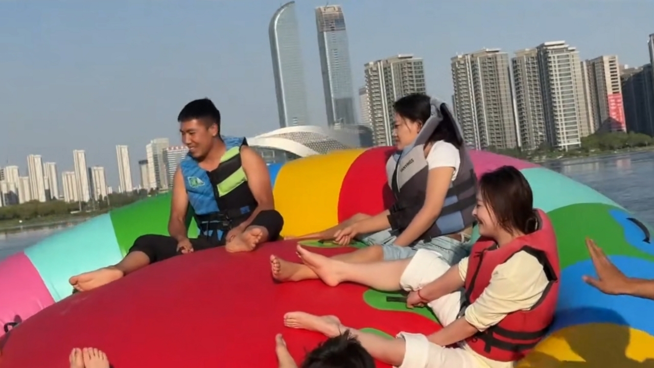 Video thumbnail for Spinning Inflatable Ride Sends Riders Splashing in Ningxia