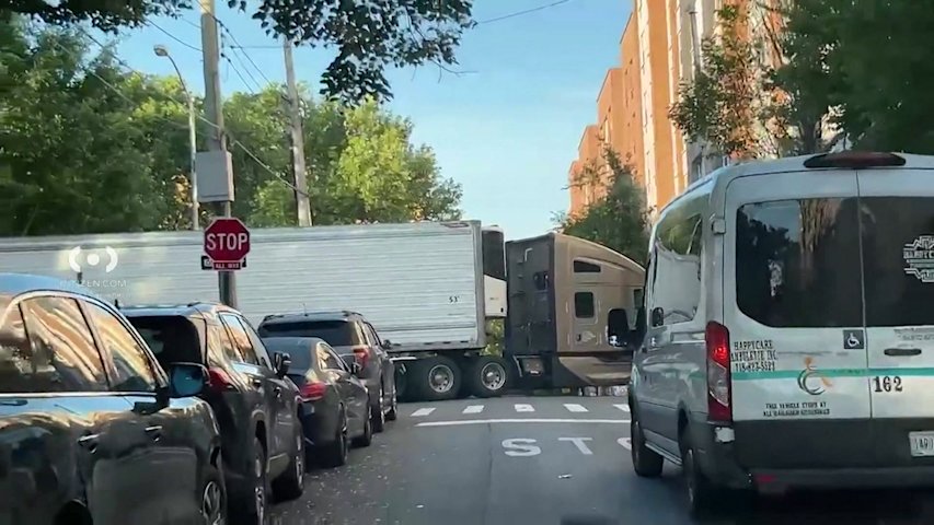 Video thumbnail for Close call in Melrose as a tractor-trailer nearly slams into building