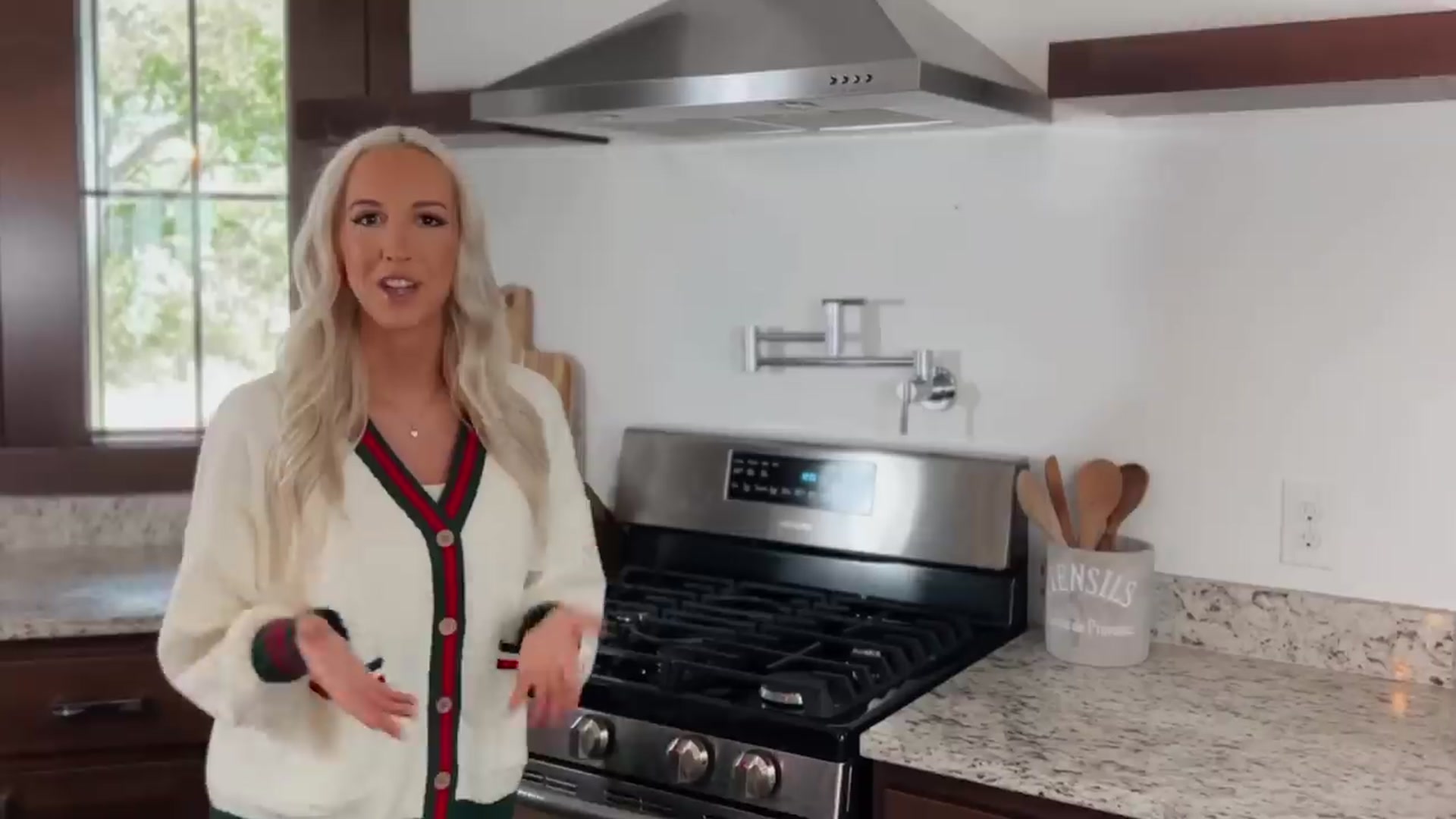 Video thumbnail for 🎄CHRISTMAS DECORATE WITH ME _ COZY CHRISTMAS KITCHEN DECORATING IDEAS _ CHRISTMAS DECORATIONS 2023(720P_HD)