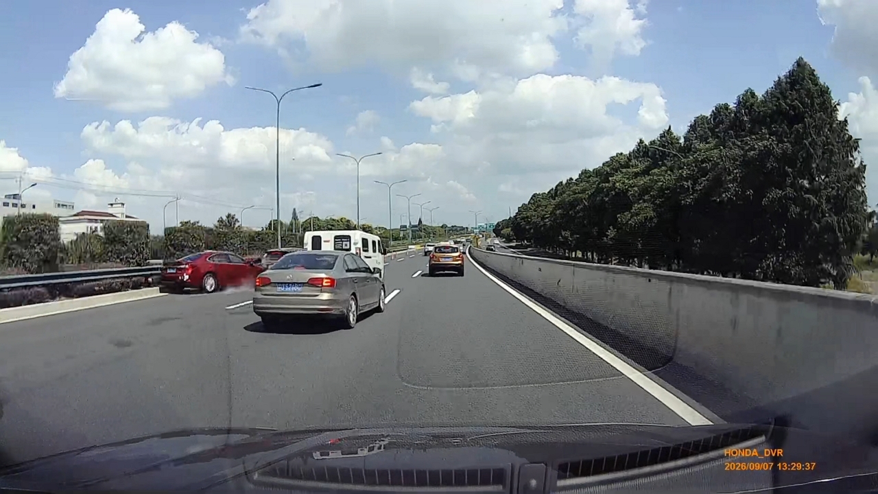 Video thumbnail for Chain Reaction Crash During Lane Changes on Jiangsu Highway