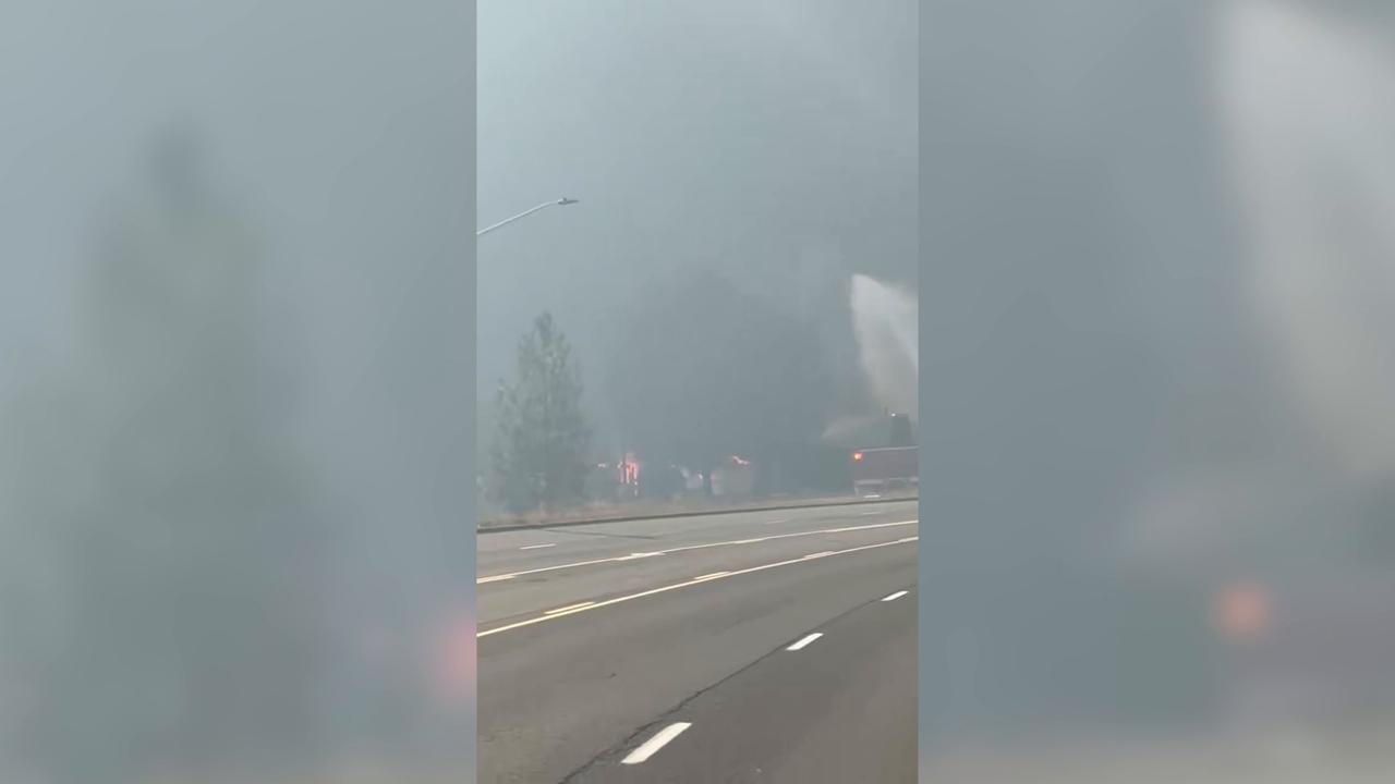 Video thumbnail for US: Wildfire in US state of Washington forces thousands to evacuate as blaze threatens 4,000 structures.