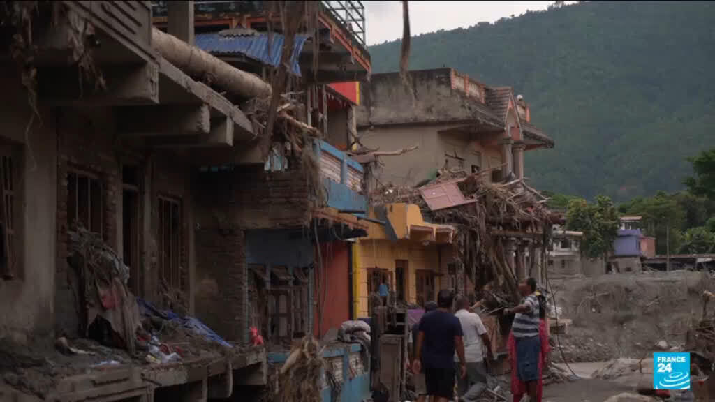 Video thumbnail for Death toll rises as 3,000 remain missing in Nepal, China