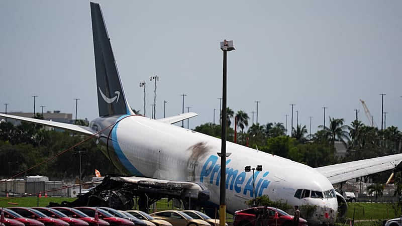 Video thumbnail for Pilot warned plane was going too fast before overshooting Miami runway, killing 5