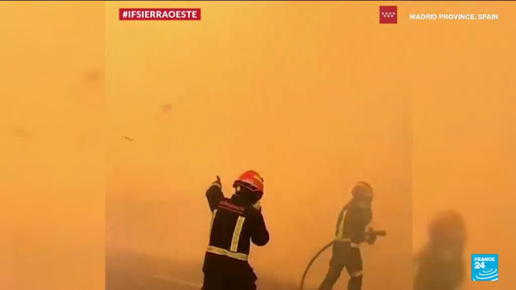 Video thumbnail for Apocalyptic scenes as firefighters battle raging blaze in Spain