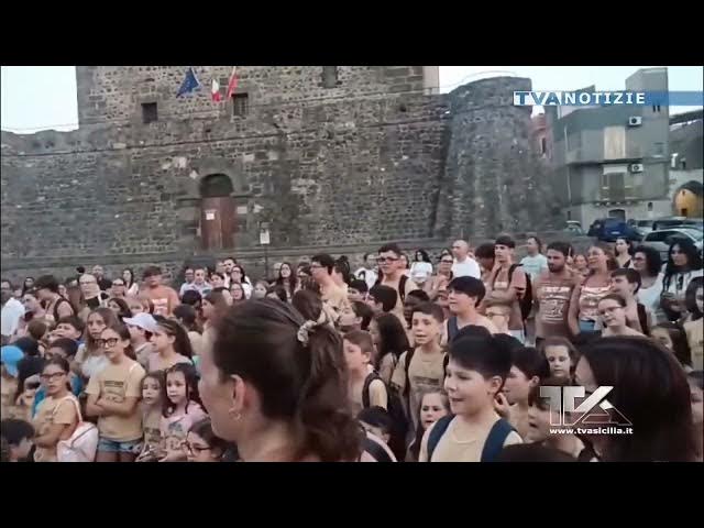 Video thumbnail for Adrano. La processione della Madonna del Carmelo. Toccante il momento in cui in piazza Umberto i bam