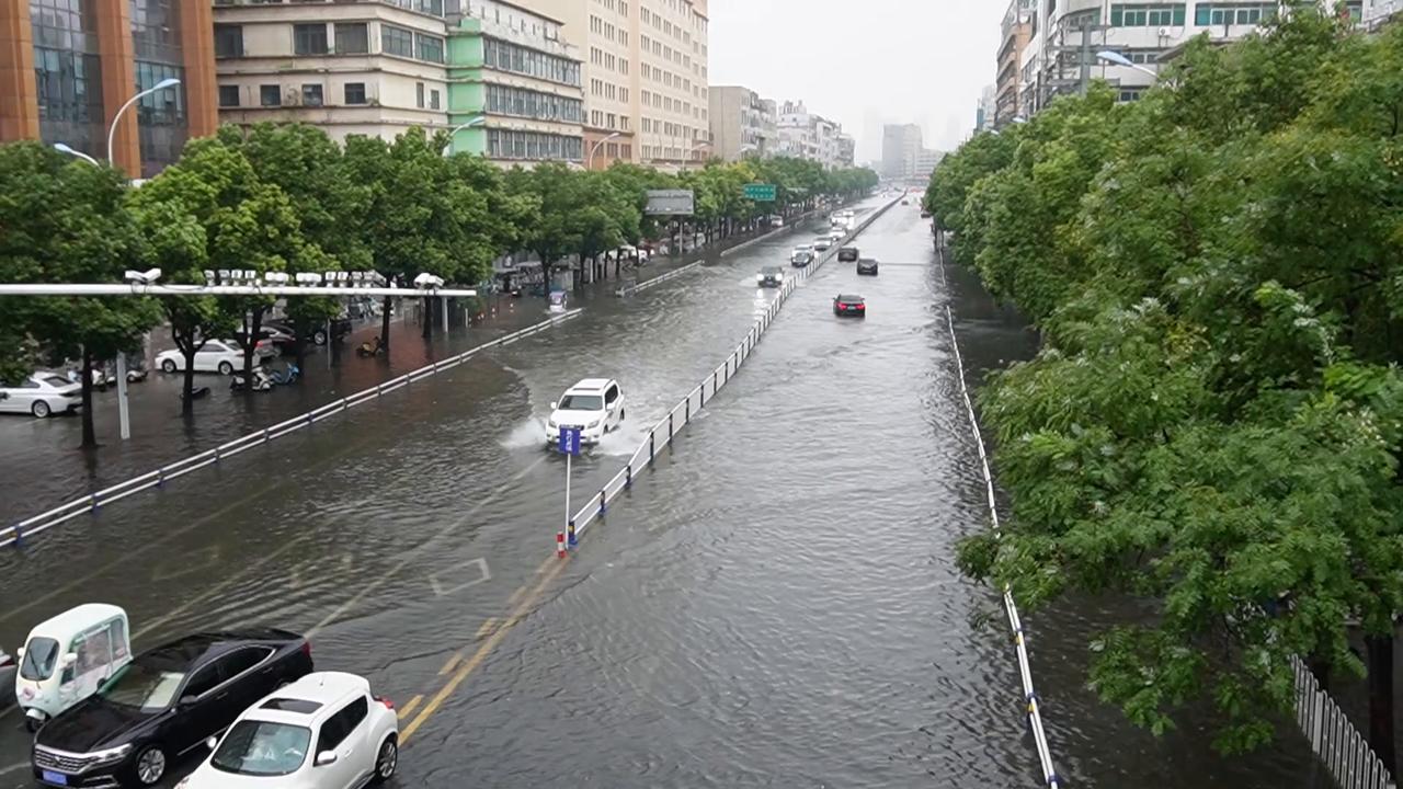 Video thumbnail for China: Typhoon Saudel.