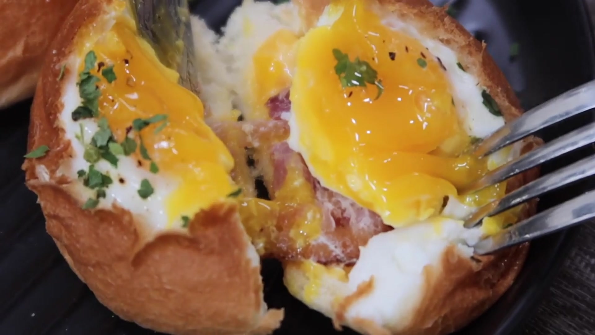 Video thumbnail for 8 New Ways To Enjoy Egg Recipes Cooking Hack(720P_HD)