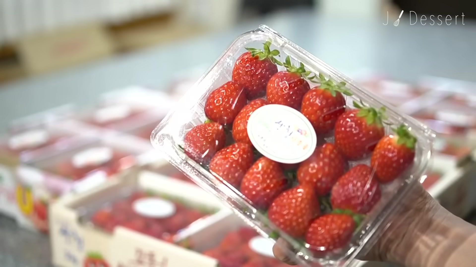 Video thumbnail for 생딸기우유 8년차 카페 레시피 _ 인기만점 새콤달콤 정말 맛있엉 Strawberry milk __ 지니 Jiny(720P_HD)