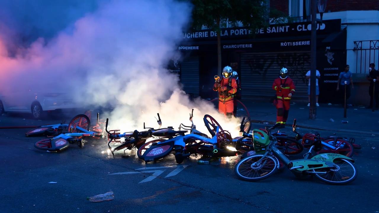 Video thumbnail for France: PSG fans clash with police in Paris during UEFA Champions League victory celebrations.