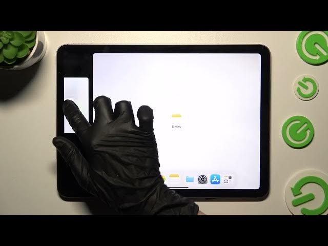 Video thumbnail for How to Enter the Split Screen Mode for Apps on the iPad Pro 11'' 2022
