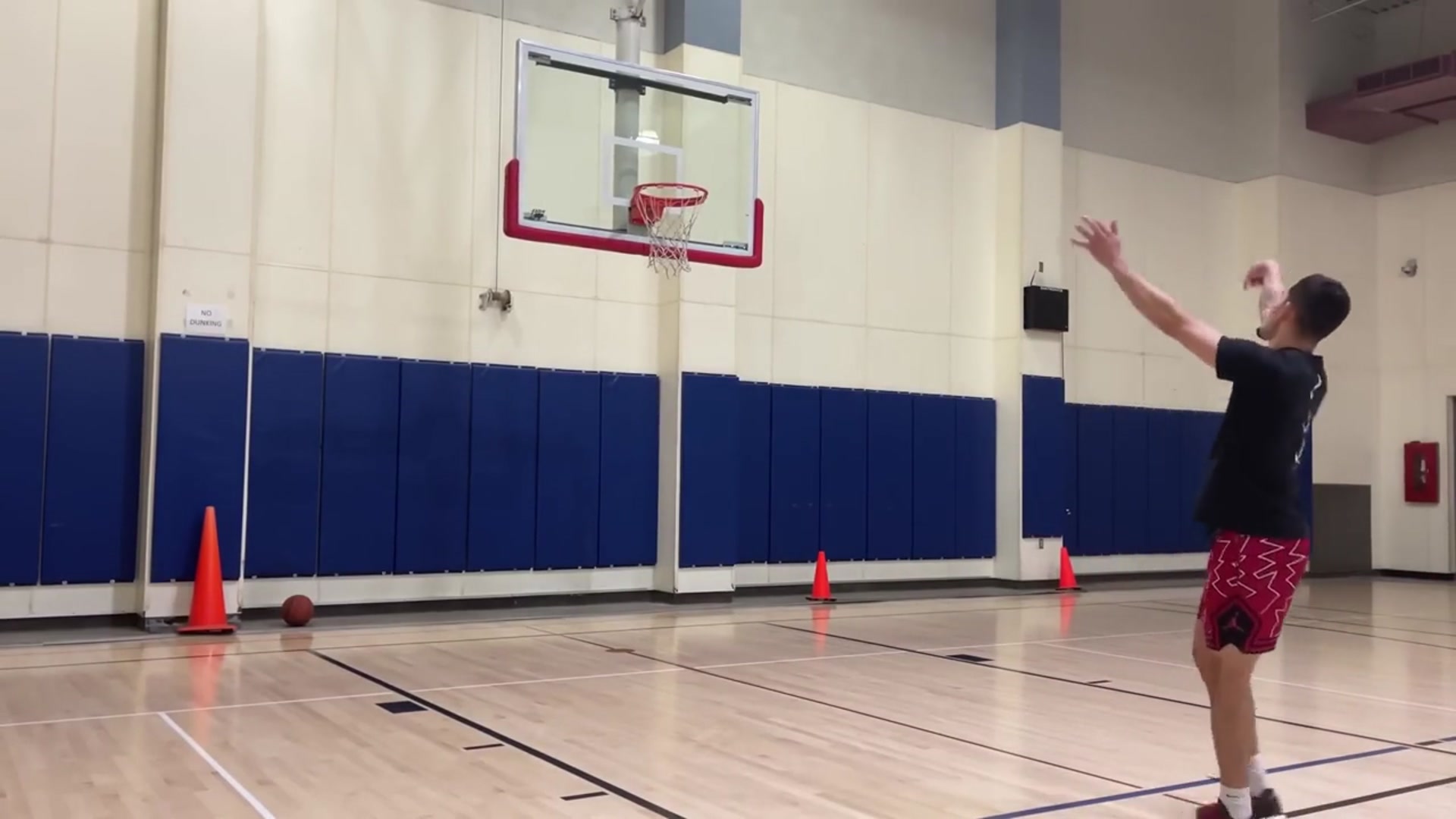 'Video thumbnail for Dunker With A 50 Inch Vertical Playing 5v5 Basketball'